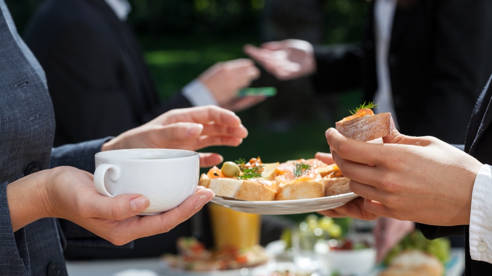 Porque nunca deve almoçar sozinho