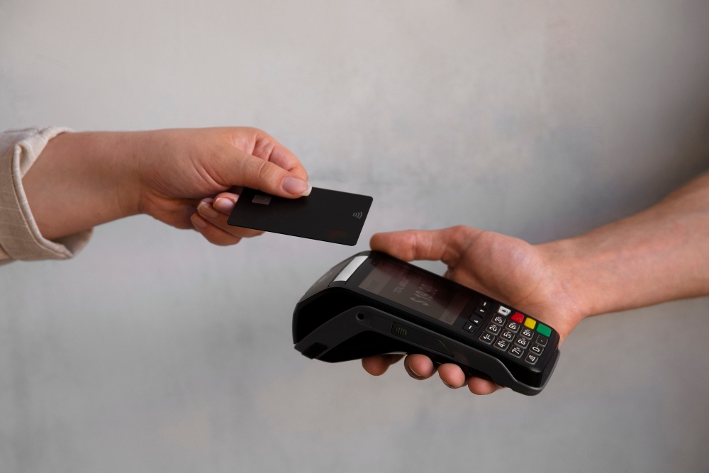 Portugueses Preferem Transferências Imediatas e Cartões de Débito como Meios de Pagamento Principais