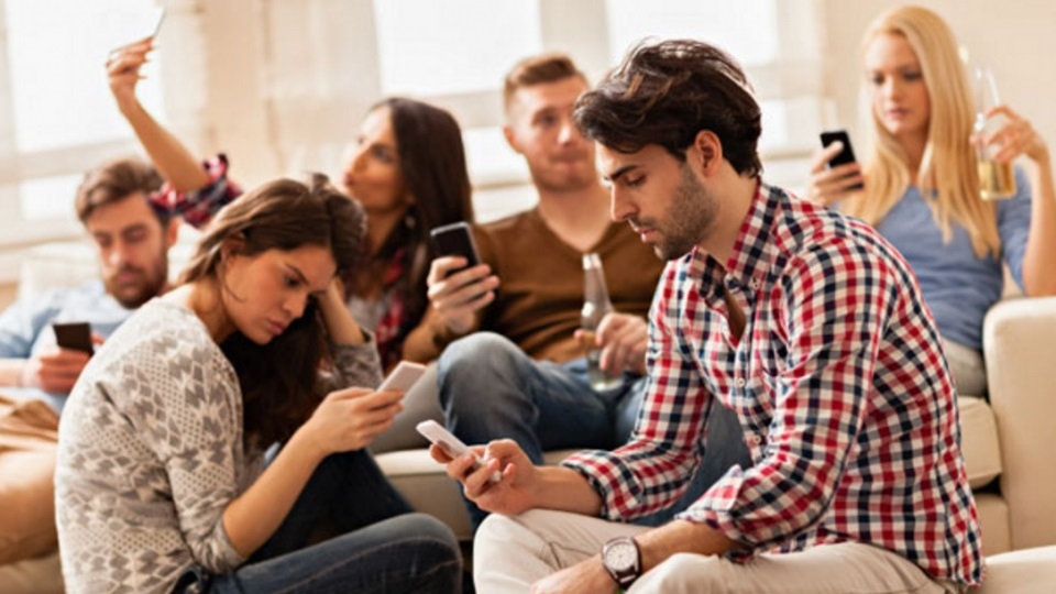 Jovens usam os smartphones para aceder às redes sociais