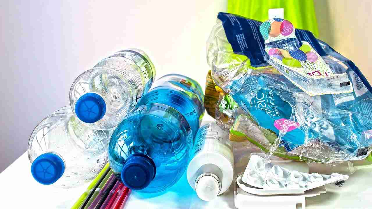 Bruxelas avança com medidas urgentes para travar colapso da reciclagem de plásticos