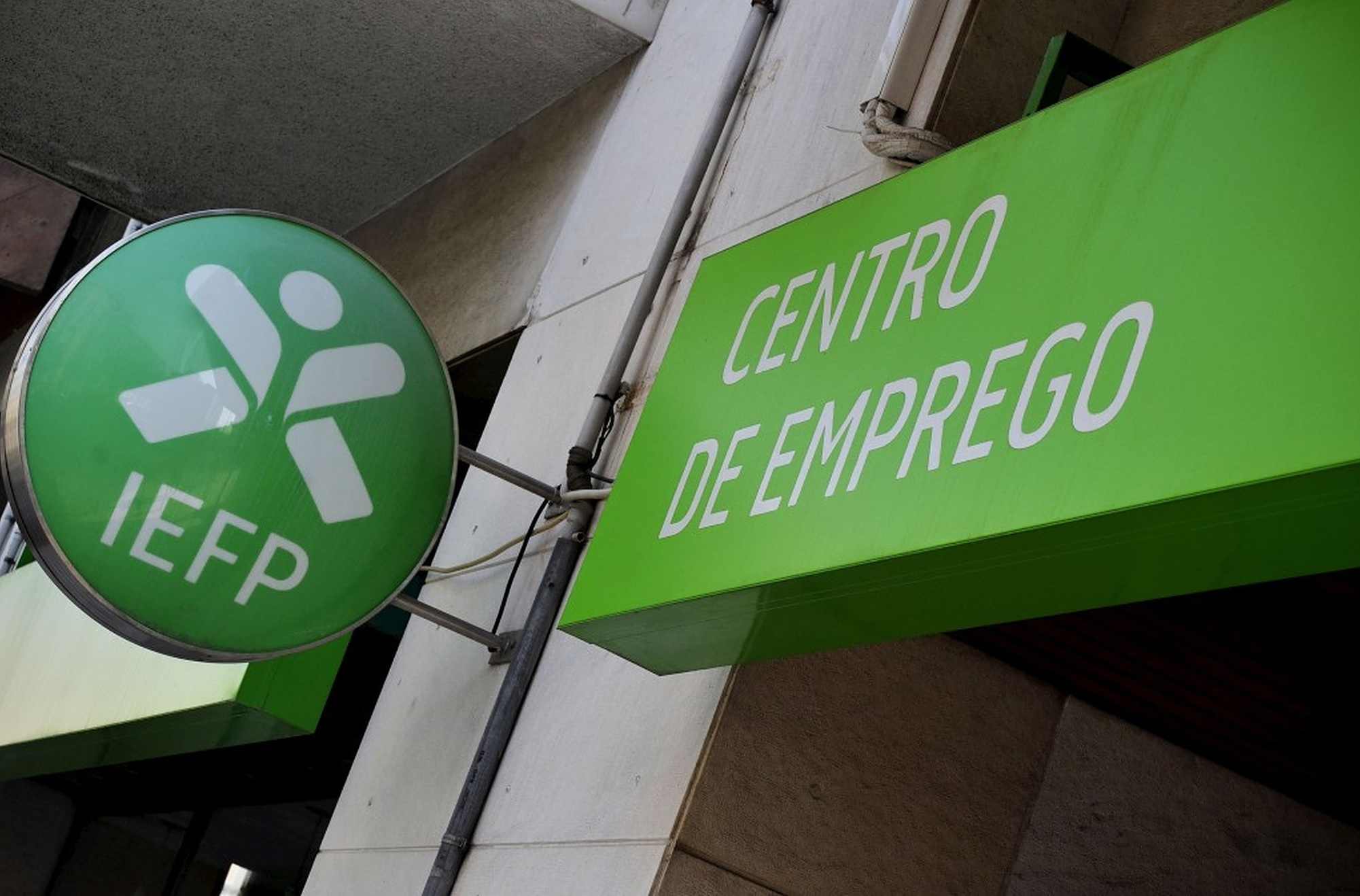 Desemprego recua 10,2% e emprego atinge novo máximo em 2025