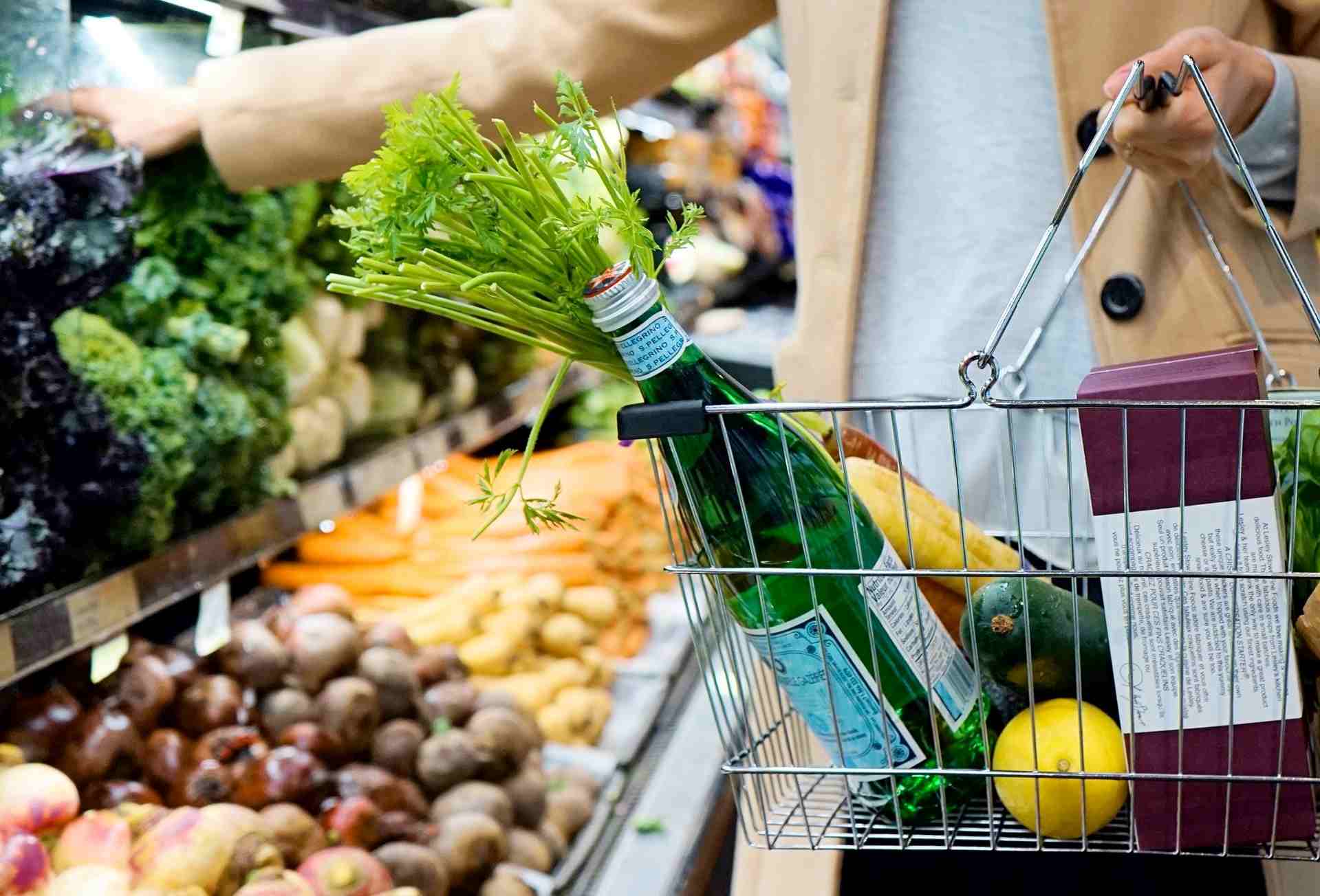 Inflação alimentar desacelera na OCDE e alivia pressão nos preços em Portugal