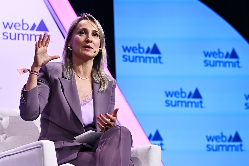 Bianca Dragomir falando sobre tecnologias limpas numa palestra do Web Summit