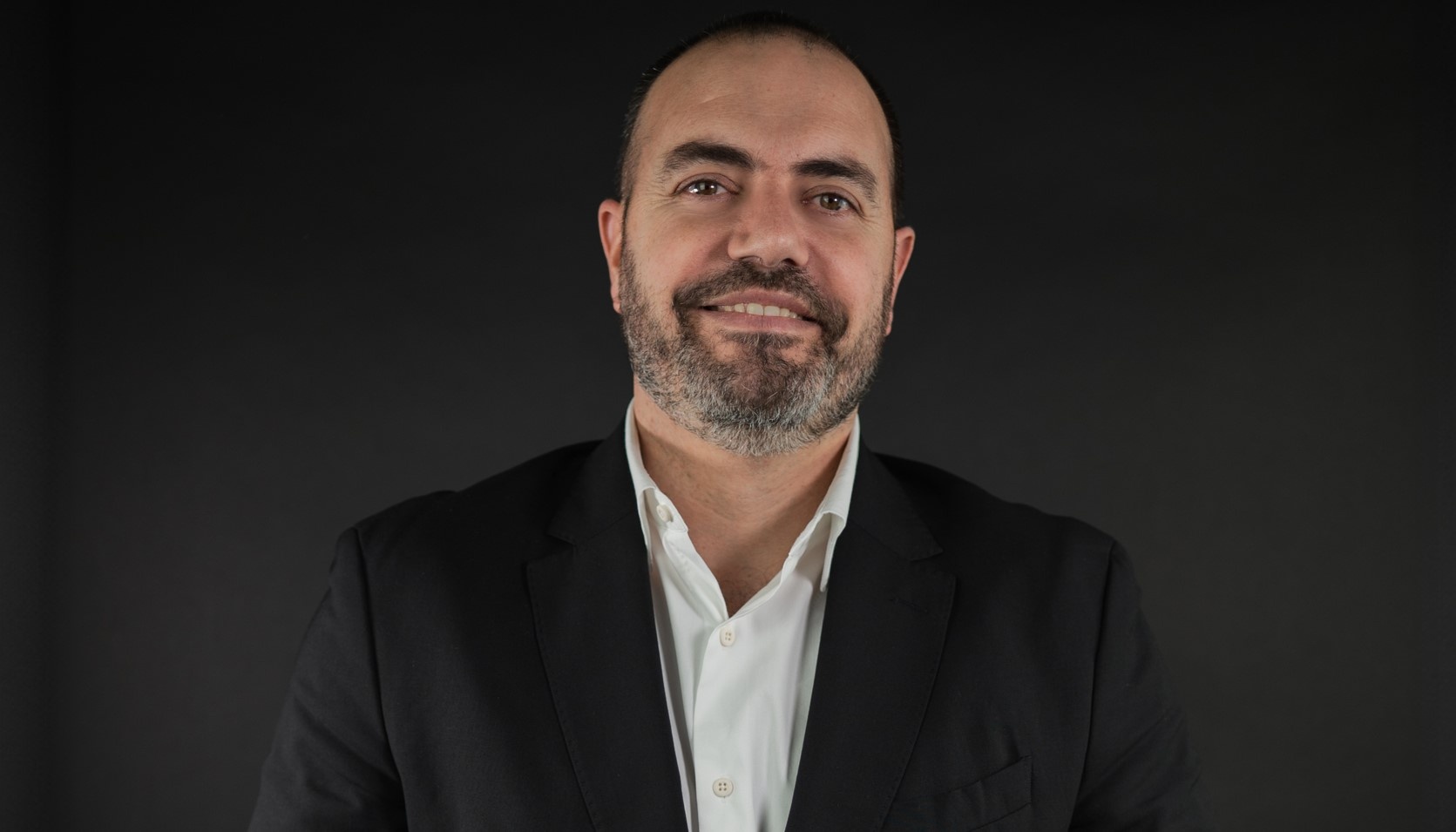 Bee Engineering Apresenta Novo Branding Inspirado em Fluidez e Inovação