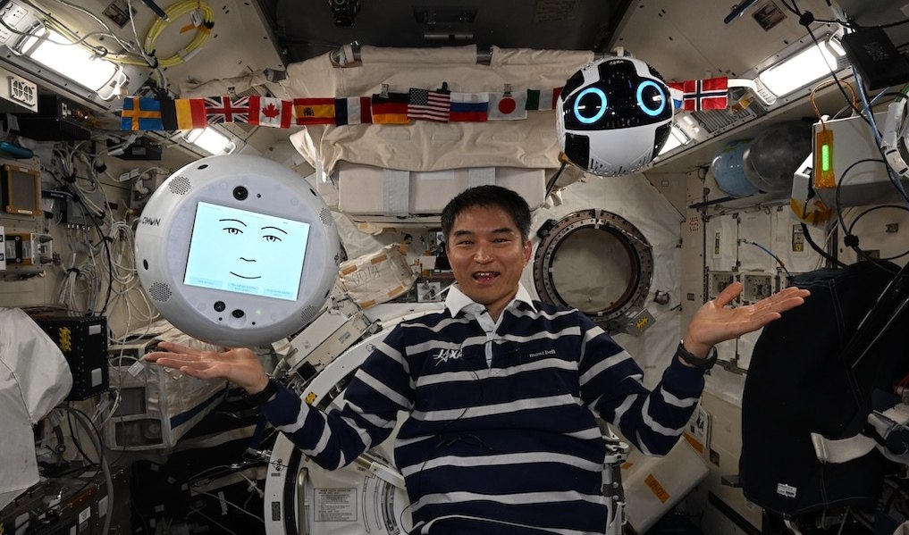 Robôs jogam às escondidas na Estação Espacial Internancional