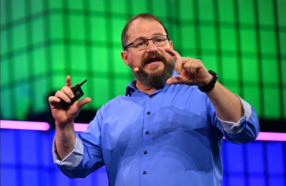 Cristiano Amon, CEO da Qualcomm falando no palco do Web Summit.