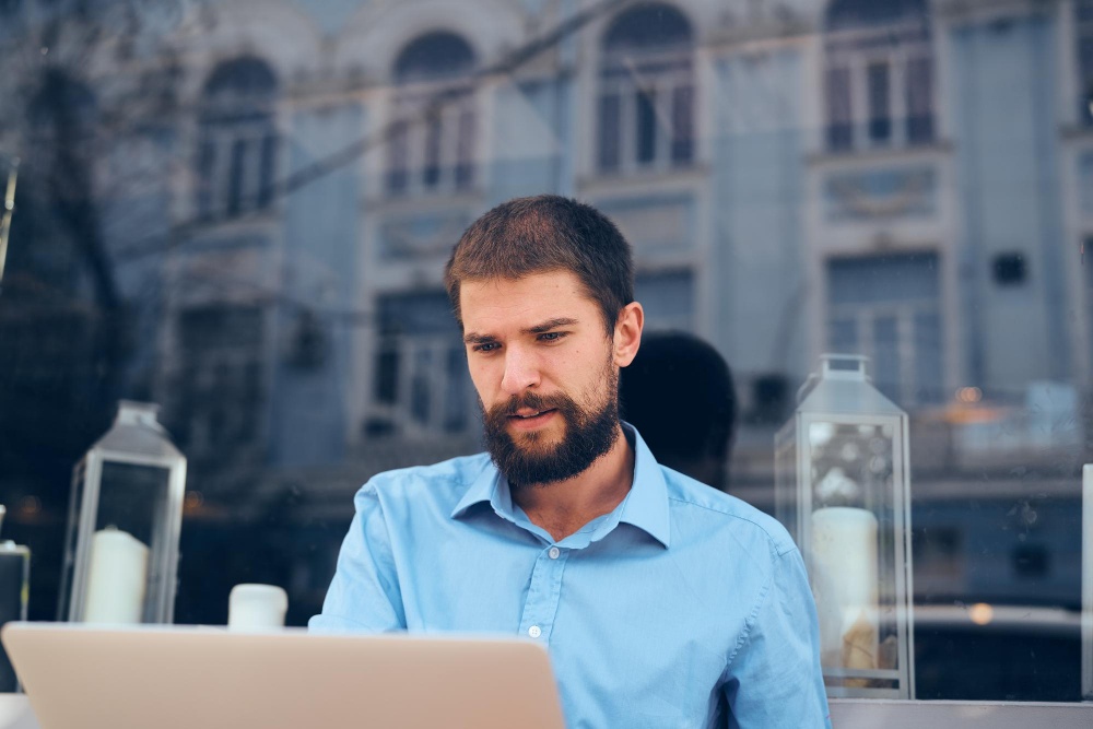 Educação para o empreendedorismo é essencial para promover a inovação e preparar empreendedores para a economia digital.