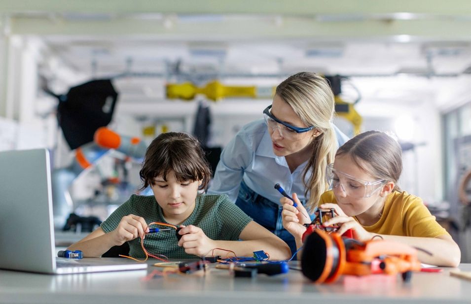 IA entra no ensino básico com novo modelo educativo internacional